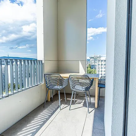 Fancy With Amazing Sky View شقة براتسيلافا